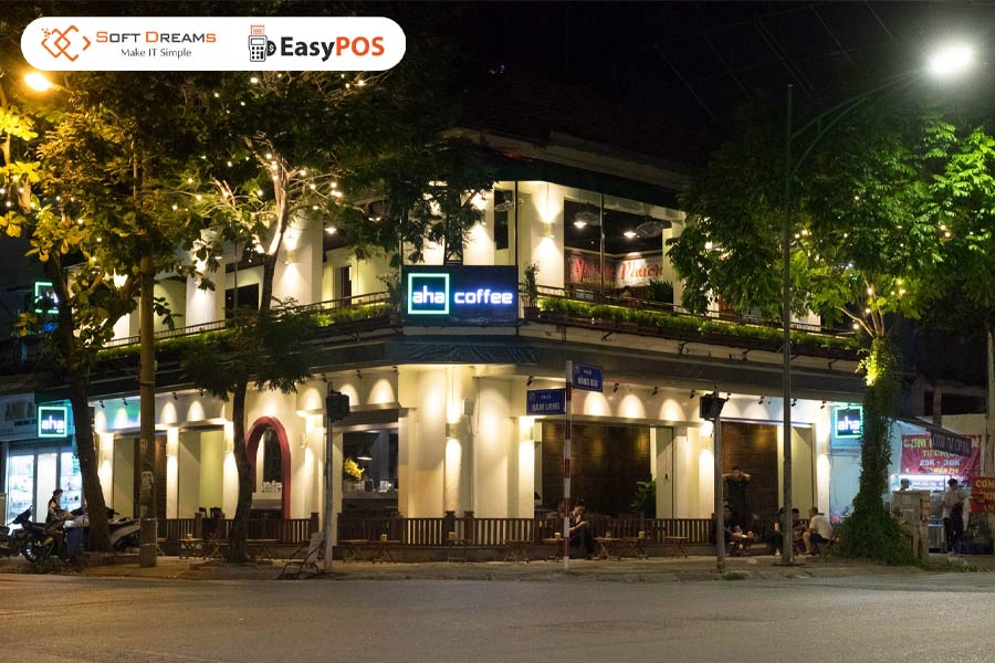 Mặt tiền quán cafe nhượng quyền trên trục đường lớn, tuân thủ tiêu chuẩn của thương hiệu