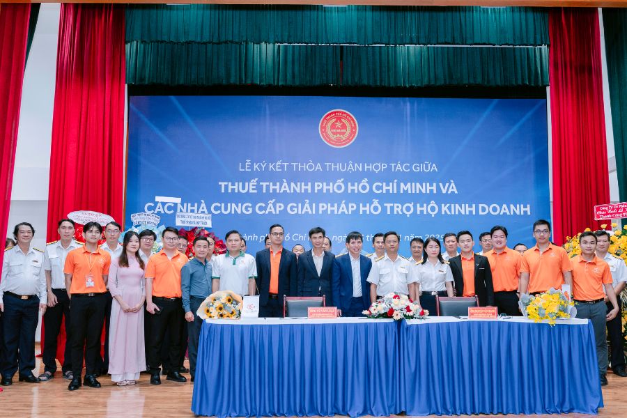 Softdreams và Thuế TPHCM chụp ảnh lưu niệm tại sự kiện (Ảnh: Softdreams).